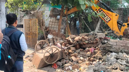 Kanpur: KDA bulldozers in Gwaltoli, demolishes three houses