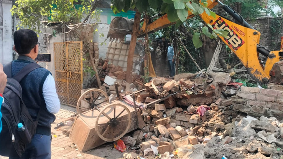Kanpur: KDA bulldozers in Gwaltoli, demolishes three houses