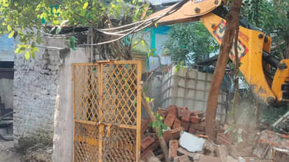 Kanpur: KDA bulldozers in Gwaltoli, demolishes three houses