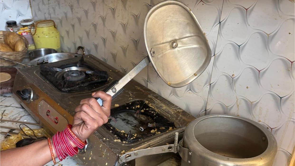 Jhansi: Cooker explodes with a loud noise while cooking