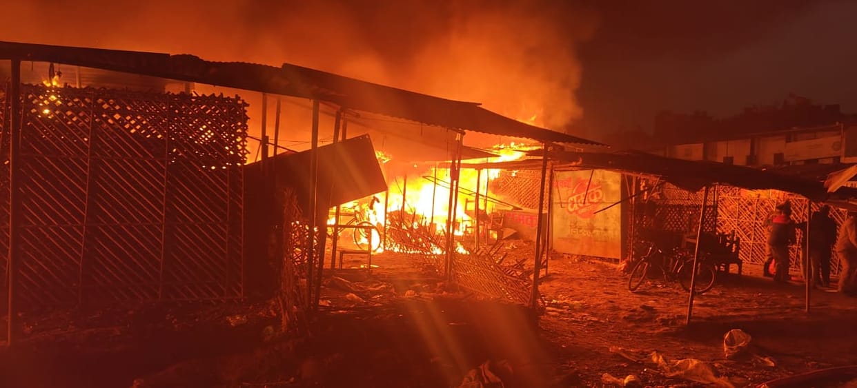 Kanpur massive fire broke out in shops near Bakarganj intersection brought under control by 10 fire engines
