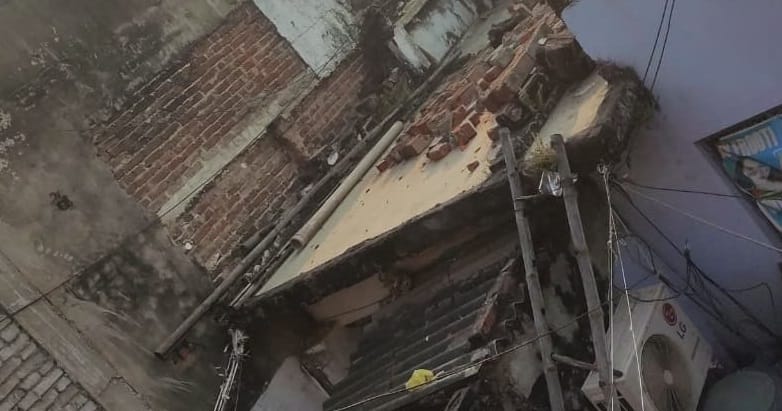 Kanpur Due to monkeys wall of house collapsed roof caved in three injured after buried under debris