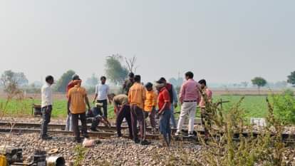Farrukhabad Repair work begins on cracked track trains pass by giving caution passengers faced huge problems