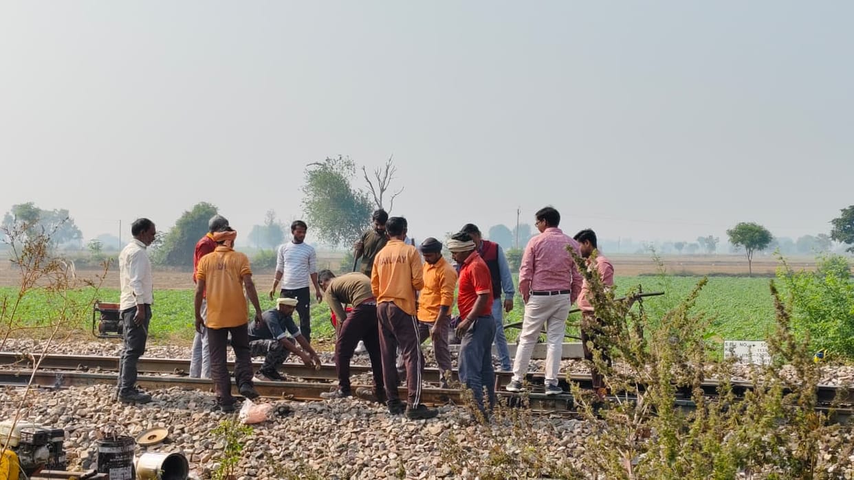 Farrukhabad Repair work begins on cracked track trains pass by giving caution passengers faced huge problems