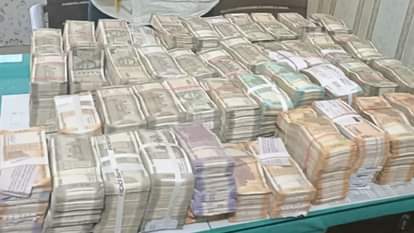 One crore 75 lakh rupees in cash bundles of 500, 200 and 100 rupee notes recovered from car in Fatehabad