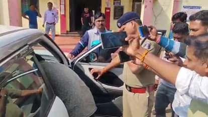 Crores of rupees recovered from a car with Maharashtra registration number both occupants are being questioned