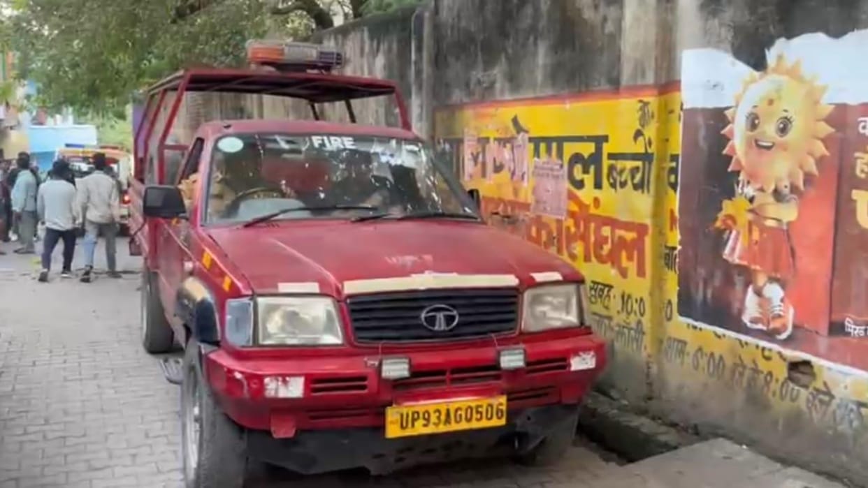 Jhansi: A young man was injured in a cylinder explosion, shattering glass in nearby houses.