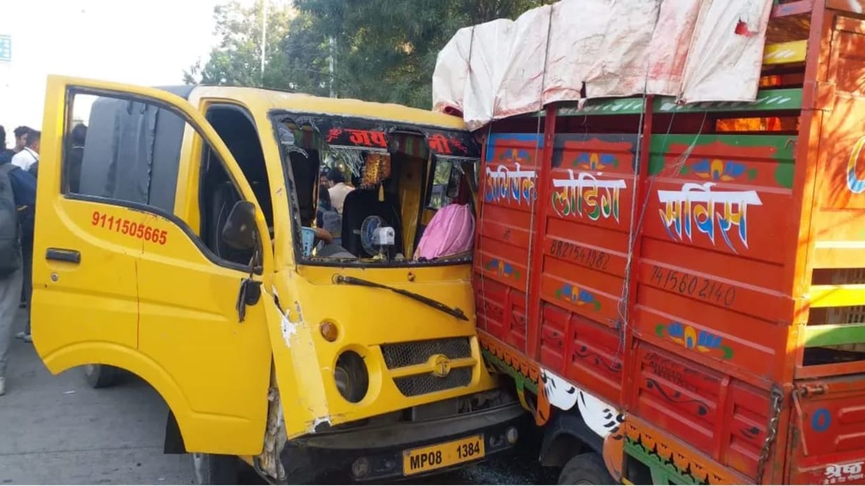Bhopal News: Speeding School Van Crashes into Loading Auto, Major Accident Averted, Driver and 2 Kids Injured