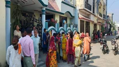 The body of a woman was found on the bed in rudrapur