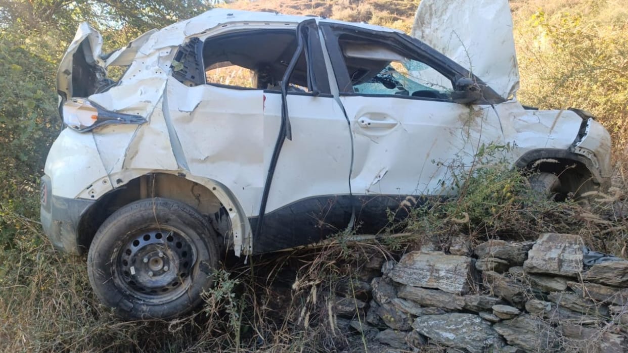 road accident: car  fell into a ditch at Runkali turn in Theog's Sandhu Panchayat, injuring two people.