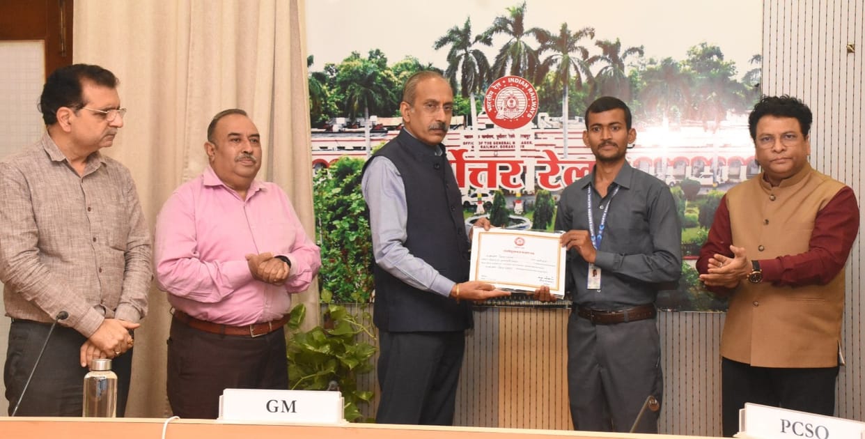 Bihar: North Eastern Railway gave Safety Star Award to three employees of Siwan