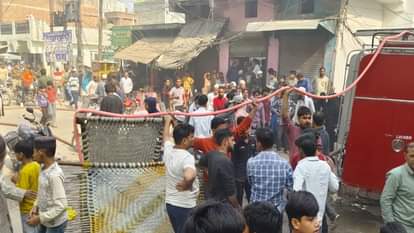 Sambhal: A massive fire broke out in a handicraft factory, surrounding houses were evacuated