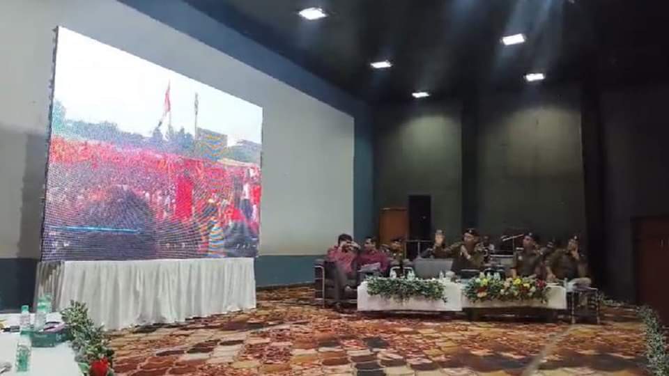 सुरक्षा व्यवस्था को लेकर दिशा-निर्देश देते अधिकारी।