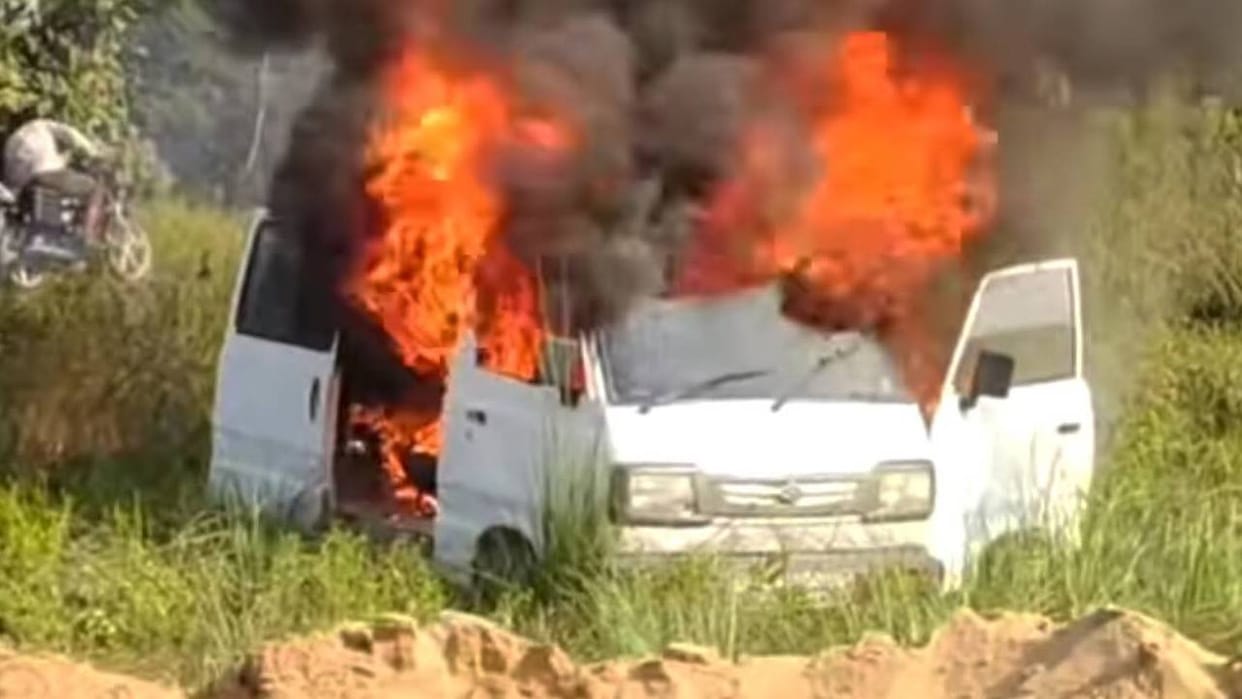 UP: A moving school van caught fire in Gonda, three children were burned; the driver jumped out of the window