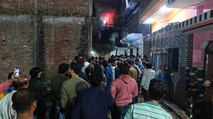 आग लगने के बाद मौके पर जुटी भीड़।