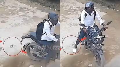 बाइक सवार के पैरों पर डस लेता है सांप