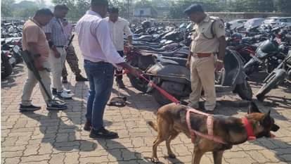 छानबीन करती टीम