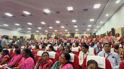 Governor gave gold medals to meritorious students in Convocation of Rohilkhand University Bareilly