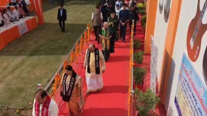 Governor gave gold medals to meritorious students in Convocation of Rohilkhand University Bareilly