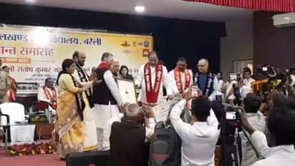 Governor gave gold medals to meritorious students in Convocation of Rohilkhand University Bareilly