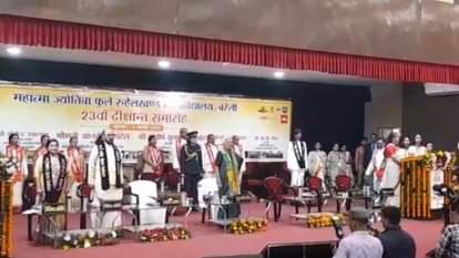 Governor gave gold medals to meritorious students in Convocation of Rohilkhand University Bareilly