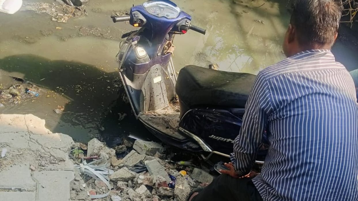 scooter rider fell into drain due to lack of boundary wall in Bareilly