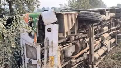 एनएच 34 एटा रोड पर साइड में पलटी पड़ी रोडवेज बस