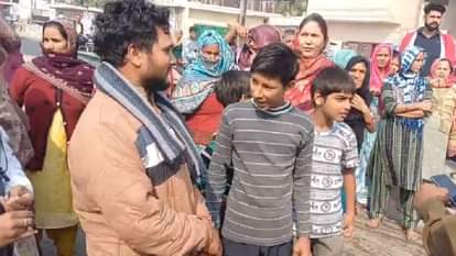 Troubled by waterlogging, people blocked the Garh Road