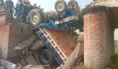ईंट लदे ट्रैक्टर के भार से पुलिया हुई ध्वस्त।