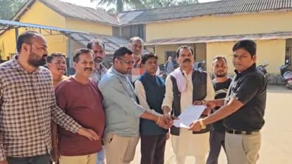 ज्ञापन सौंपते नेता