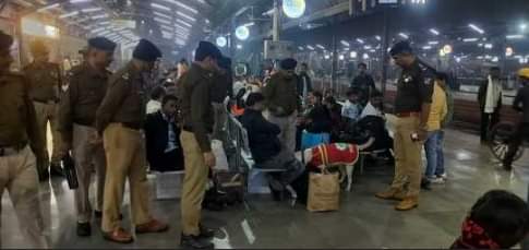 कानपुर सेंट्रल स्टेशन पर चेकिंग करते आरपीएफ जवान