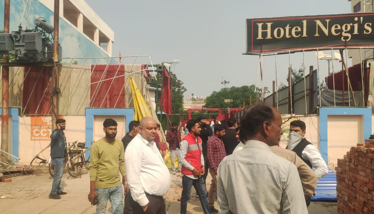 Kanpur Occupied Negi Guest House wall demolished with JCB employees chased away manager made this allegation