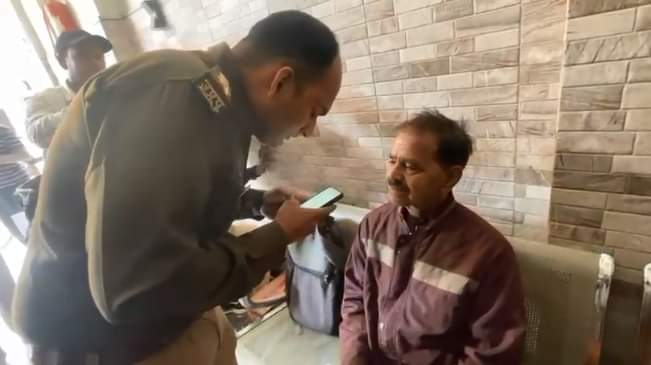 मकान मालिक से पूछताछ करती पुलिस