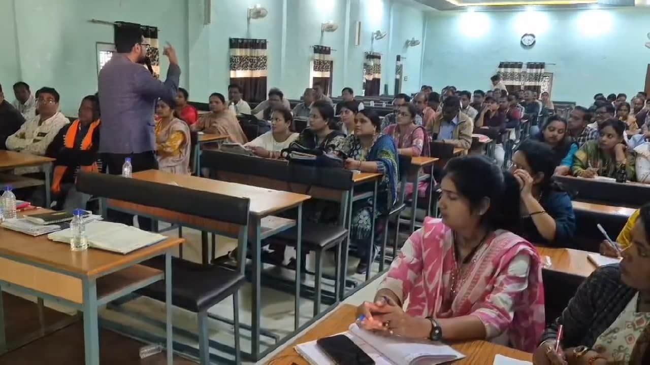 कर्मचारियों को निर्देश देते कलेक्टर