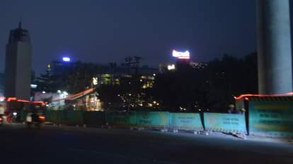 Agra Metro Work Causes Night Traffic Chaos on MG Road Commuters Stuck for Hours
