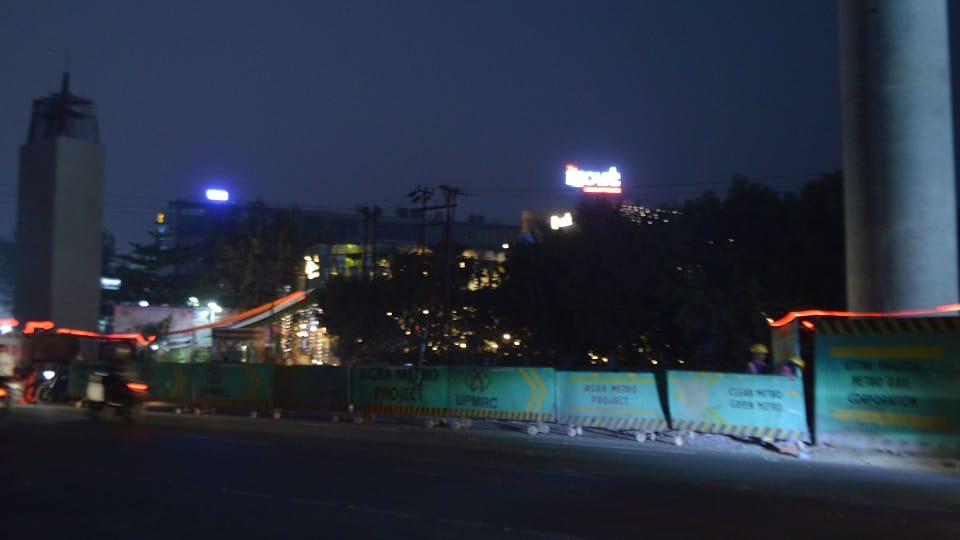 Agra Metro Work Causes Night Traffic Chaos on MG Road Commuters Stuck for Hours