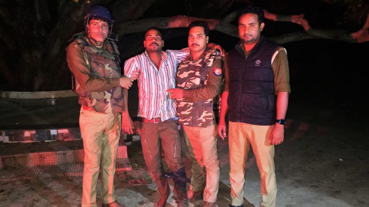 Encounter in ballia Cow smuggler shot injured brutally transporting 24 cattle in truck to Bihar