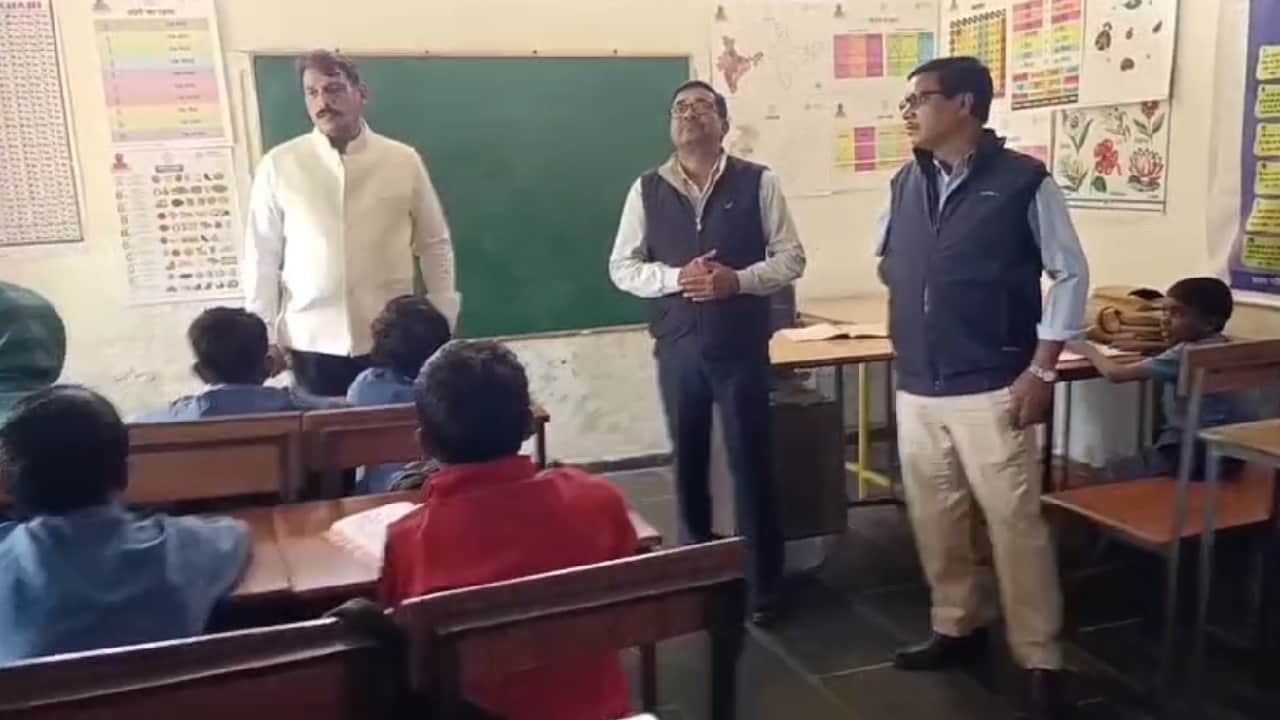 निरीक्षण में जानकारी लेते अधिकारी