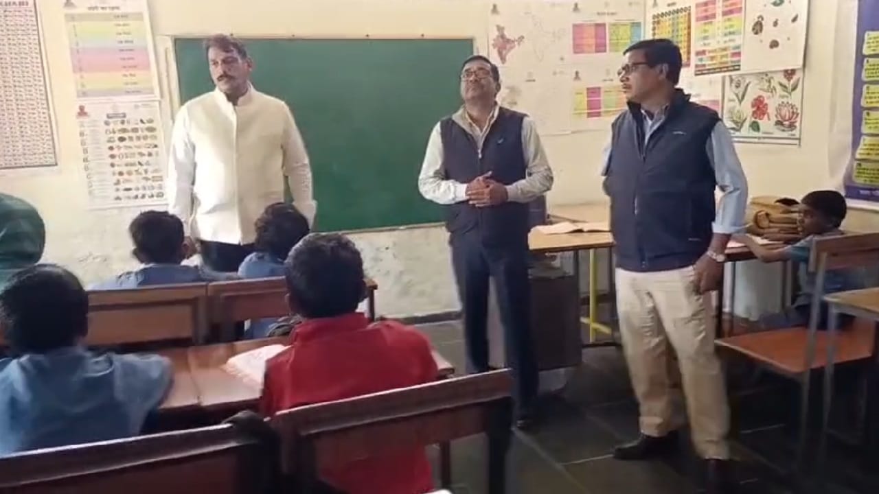 निरीक्षण में जानकारी लेते अधिकारी