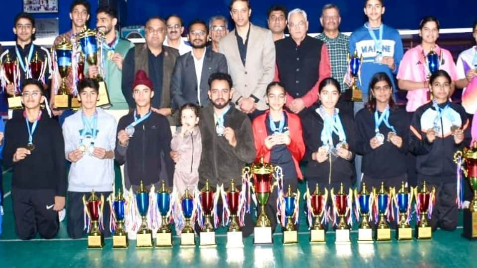 प्रतियोगिता के विजेता खिलाड़ी।