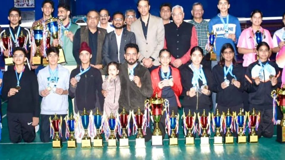 प्रतियोगिता के विजेता खिलाड़ी।