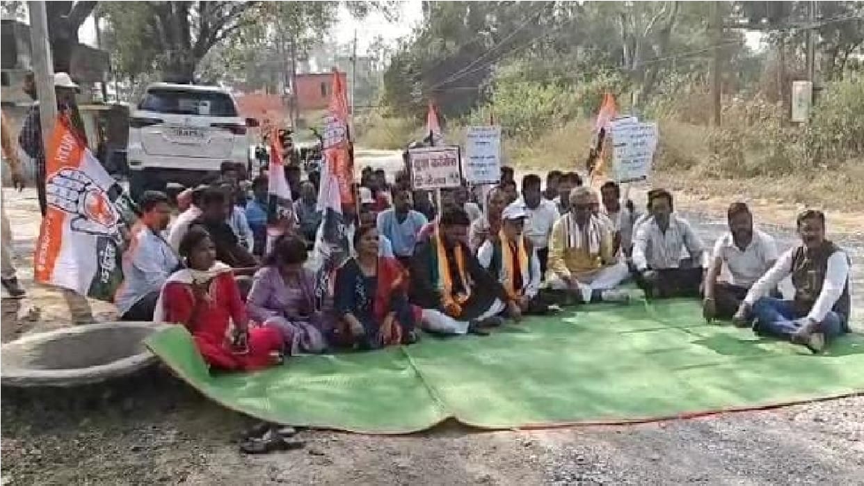 Congress protests against poor condition of Dadar Road in Korba