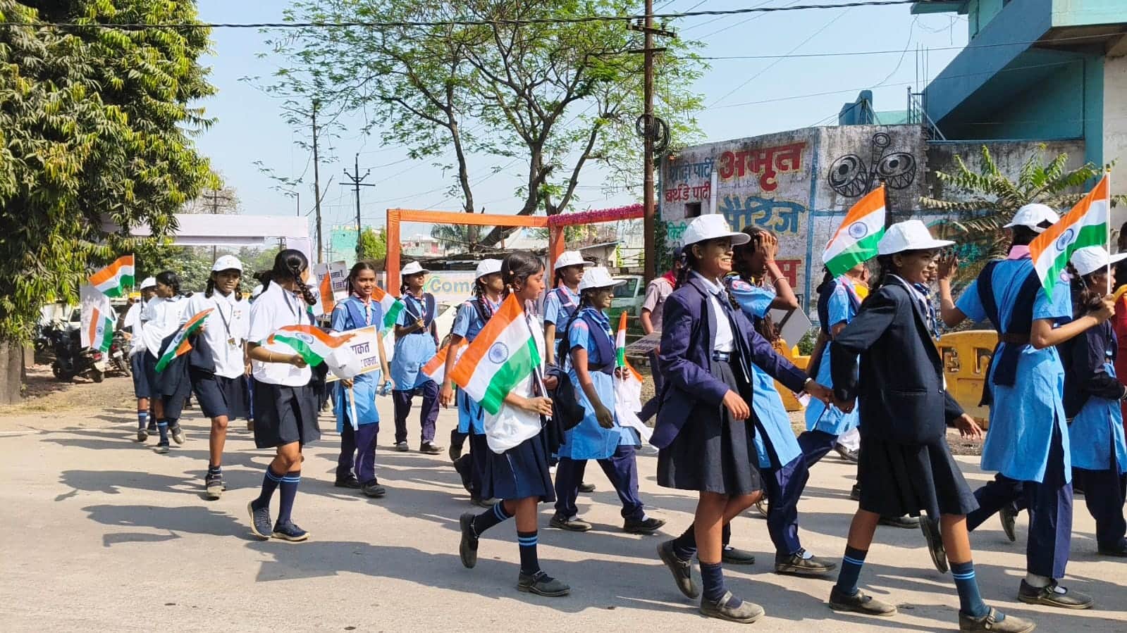 रैली में शामिल बच्चे