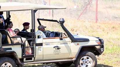 President Murmu symbolically hands over eight cheetahs by her Botswana counterpart