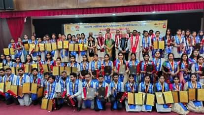 Governor gave gold medals to meritorious students in Convocation of Rohilkhand University Bareilly