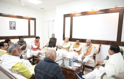 सीएम निवास पर भाजपा की बैठक में शामिल पदाधिकारी