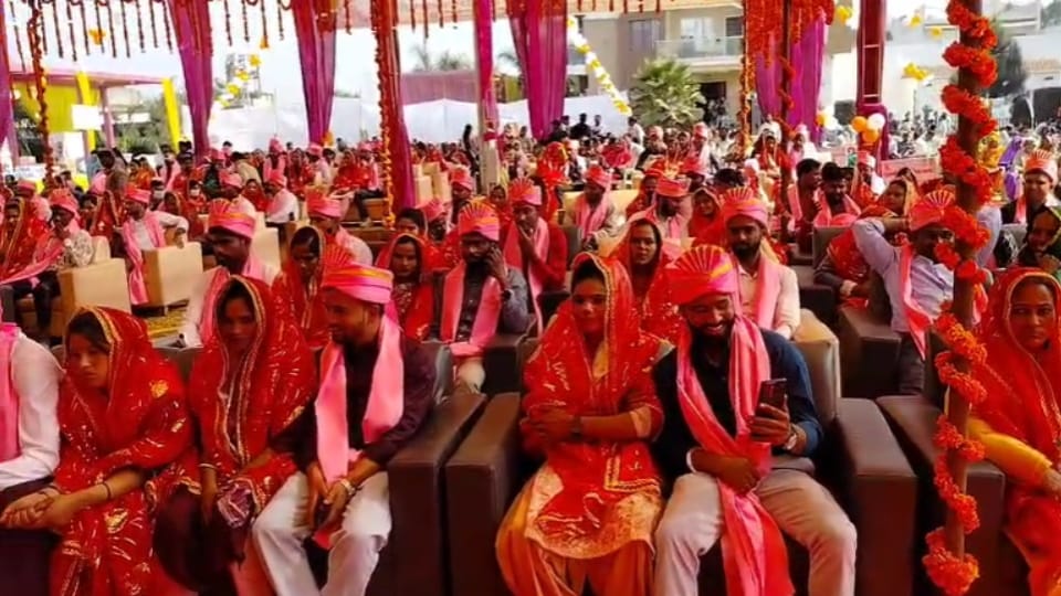 Meerut: 131 couples tied the knot in the Chief Minister's mass marriage ceremony and received wedding gifts