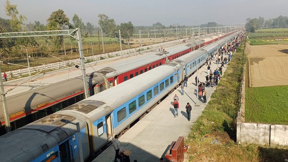 Saharanpur: Jan Shatabdi Chakka jam, power failure of Indore Express, trains stood still for two hours