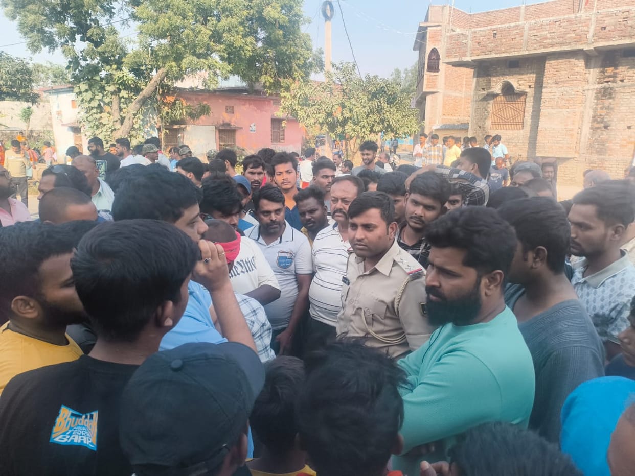 Bihar News One Old Man Ded Road Accident In Chapra Villagers Block Highway