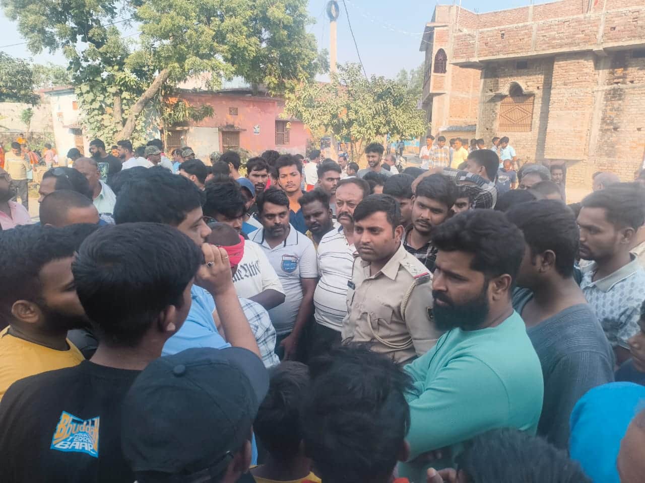 सड़क हादसे के बाद ग्रामीण और प्रशान के लोग घटना स्थल पर।